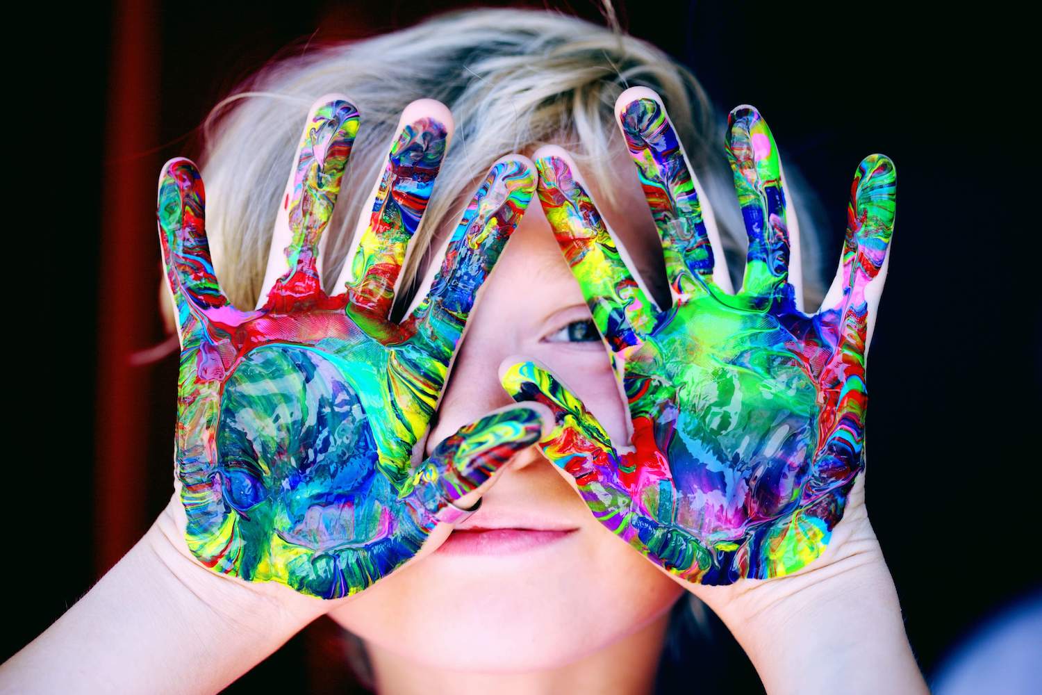 foto de manos sucias con pinturas de colores